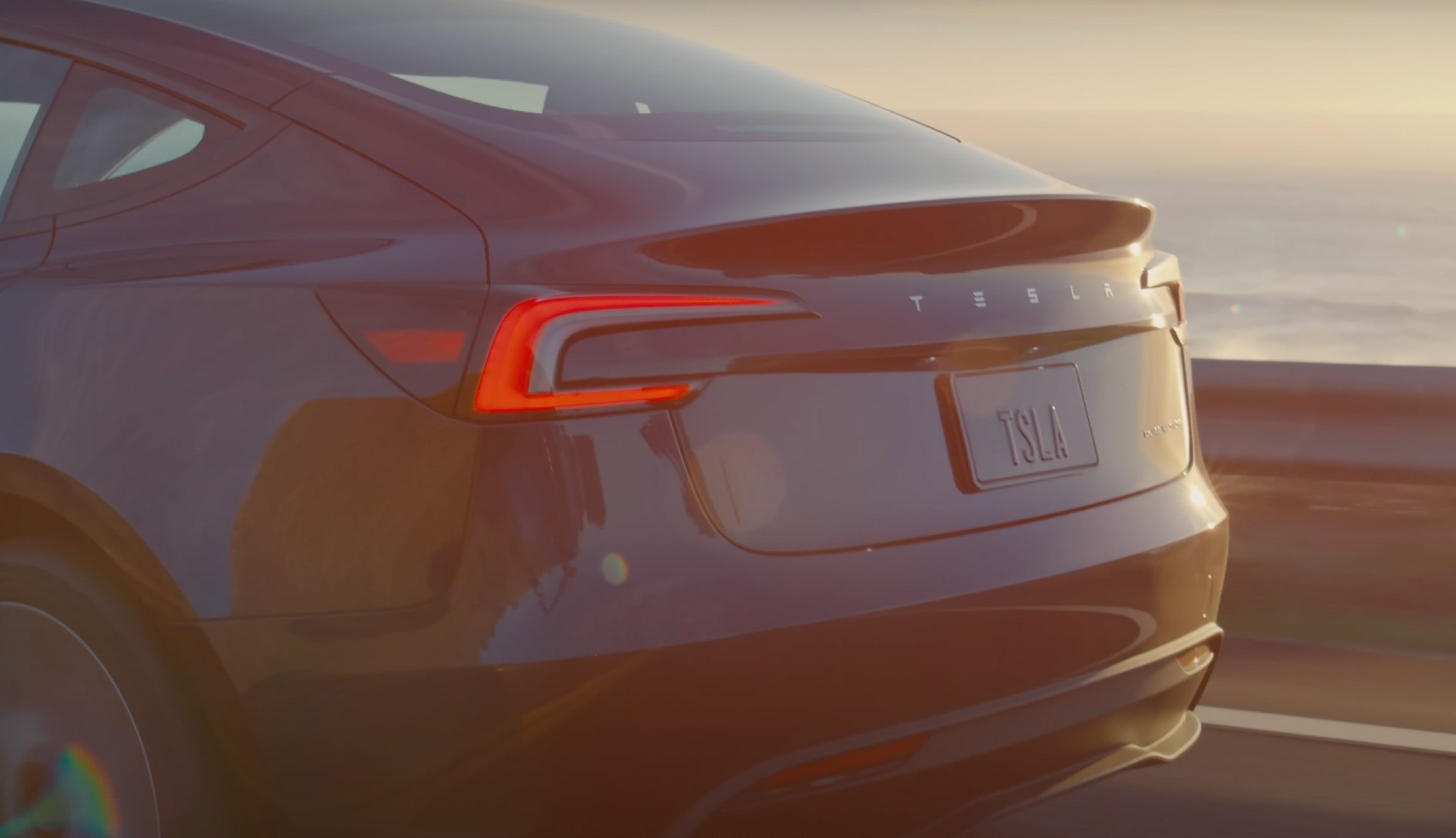 Fotografía de la parte de atrás de un coche Tesla