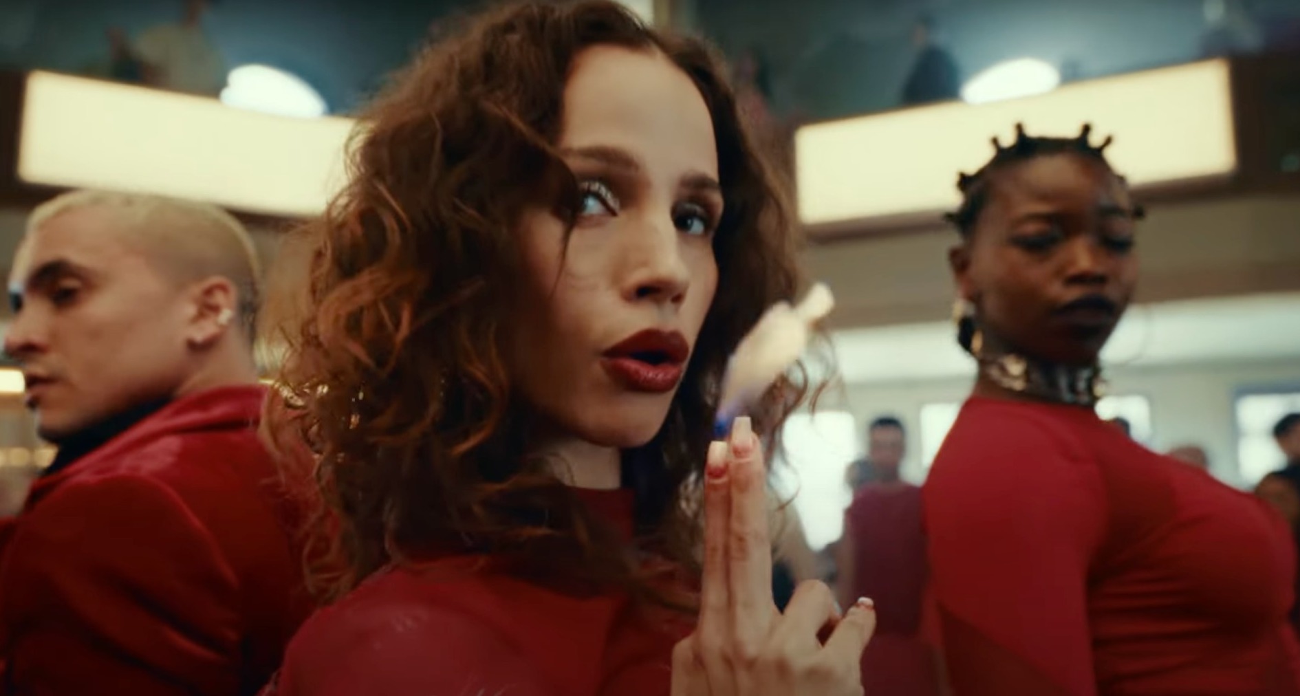 Absolut celebra el poder de la mezcla con una batalla de baile en una nueva fase de "Born to Mix” Grupo de personas vestidas de rojo
