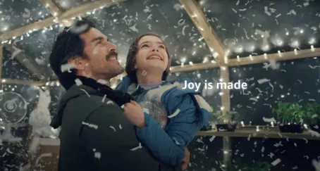Amazon presenta una bola de nieve de tamaño real en su anuncio de Navidad