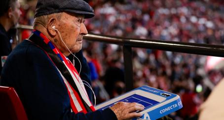 Telefónica y el Atlético de Madrid ofrecen una solución tecnológica pionera para aficionados con discapacidad visual un aficionado mayor del atleti en el estadio
