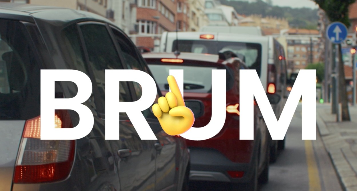 El Gobierno Vasco recurre al humor para promover el transporte público: “Menos Brum y más Pi” Un atasco de coches con el texto sobreimpreso "brum" y un emoji de una mano