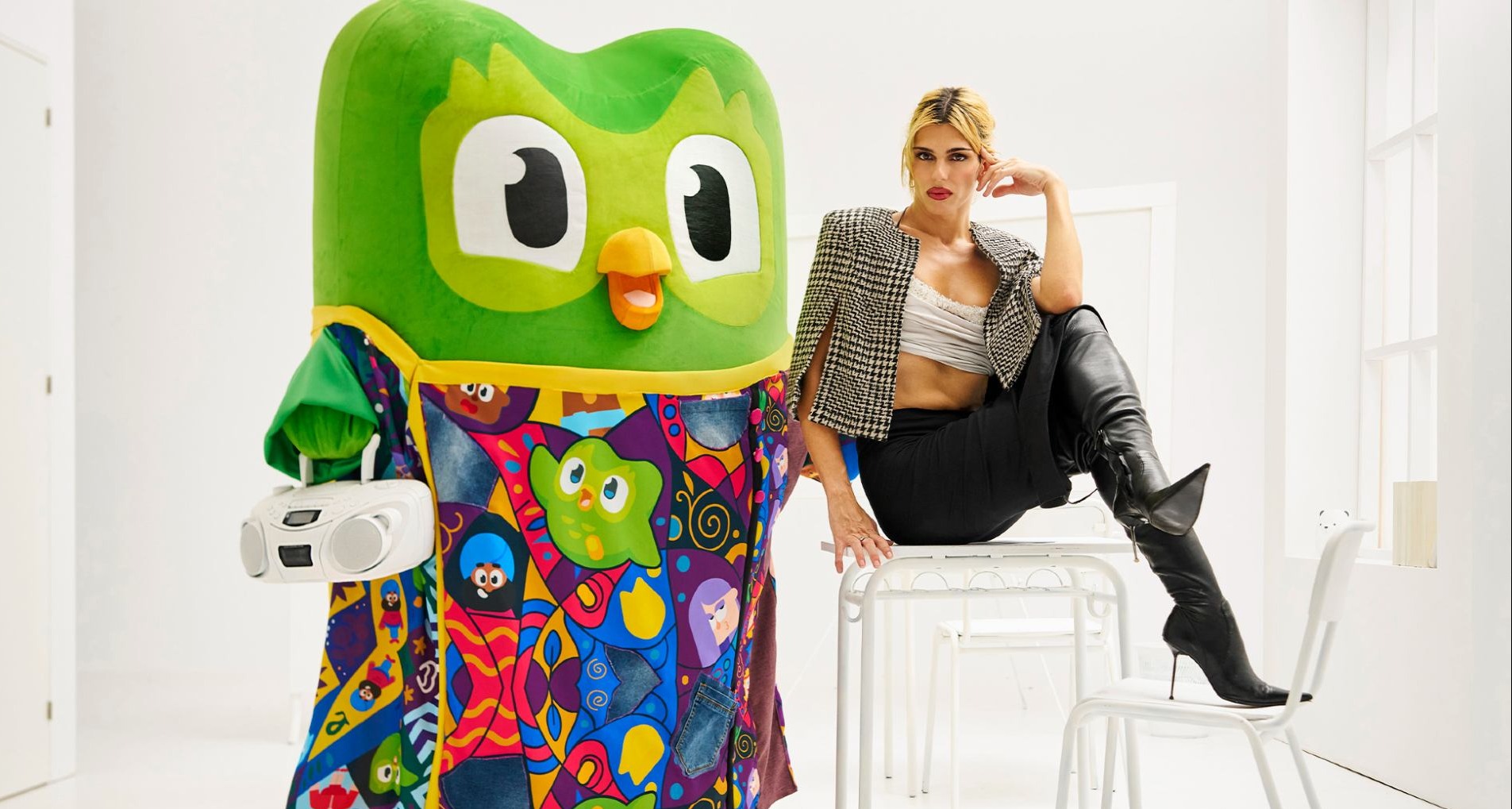 Duolingo “crea” una colección de moda para profesoras de inglés en su primera campaña en España Samantha Hudson junto al buho de Duolingo