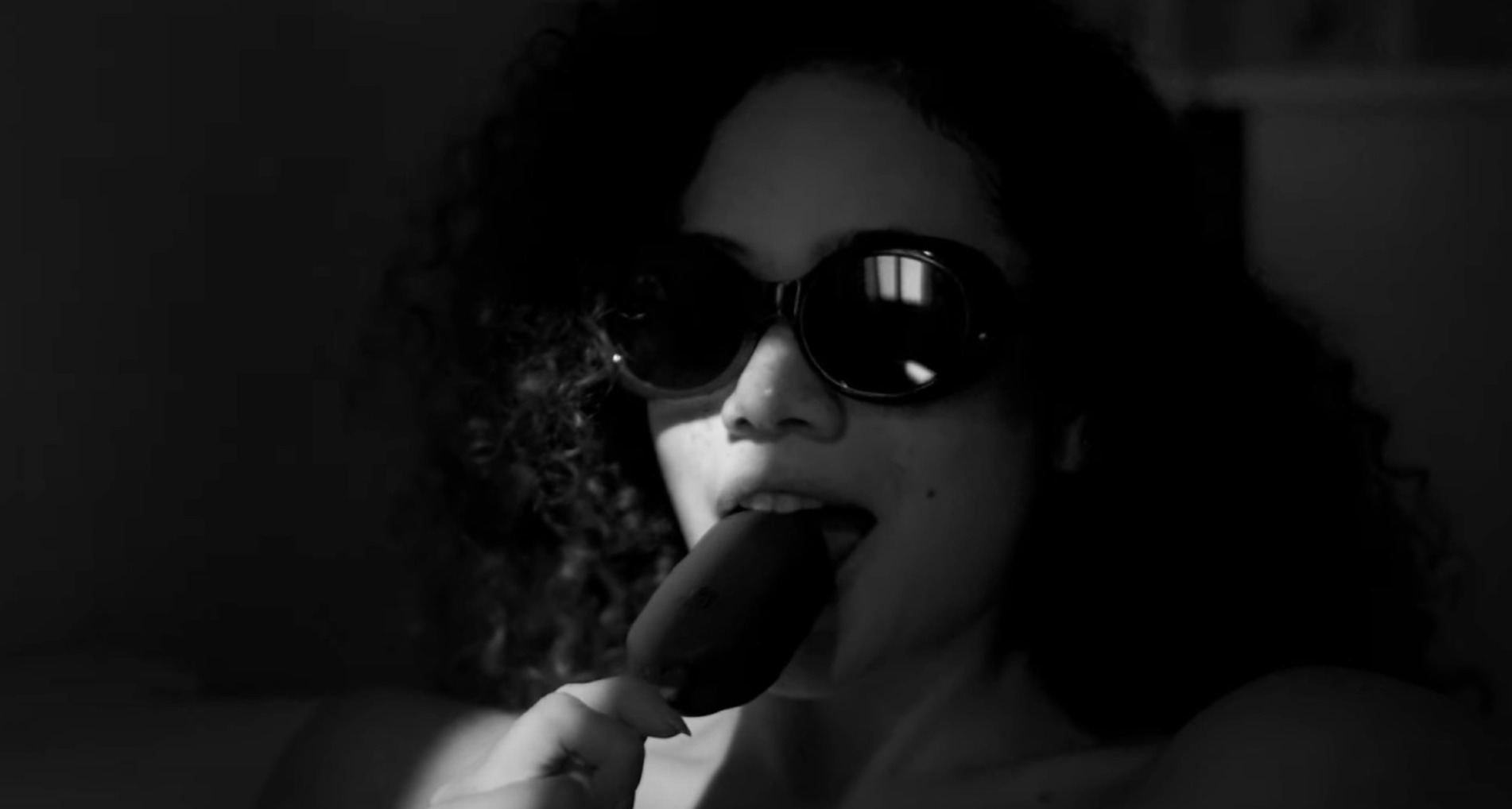 “Find your summer”, entre las cinco mejores campañas de marketing estratégico del mundo Imagen en blanco y negro de una mujer comiendo un helado