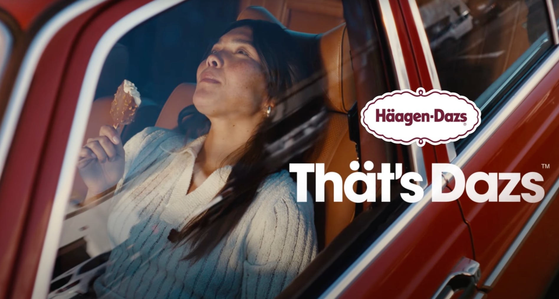 Los helados de Häagen-Dazs como aliados frente a un mundo frenético, en la nueva campaña de la marca Una chica se come un helado Häagen-Dazs en un coche