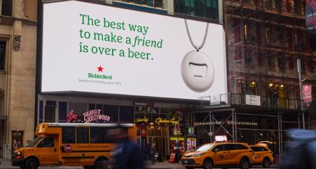 Heineken responde al auge de los “amigos artificiales” con una campaña que reivindica la amistad real un cartel con la campaña de Heineken y el texto: La mejor manera de hacer un amigo es con una cerveza