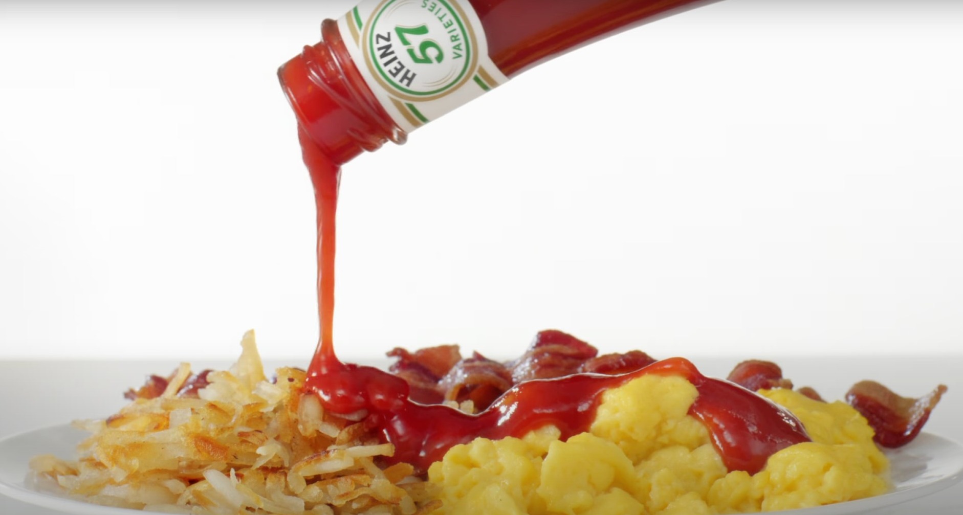 Heinz promueve el consumo de su kétchup en el desayuno con una campaña multicanal Kétchup Heinz derramandose sobre un plato de comida