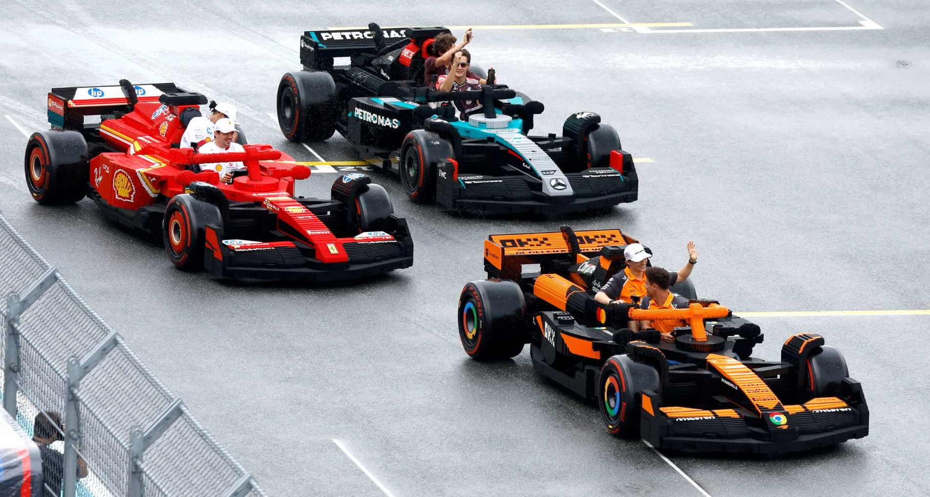 Lego desfila en el circuito de Fórmula 1 de Miami con diez réplicas conducibles hechas con sus ladrillos Réplicas de Lego a tamaño real de coches de Fórmula 1
