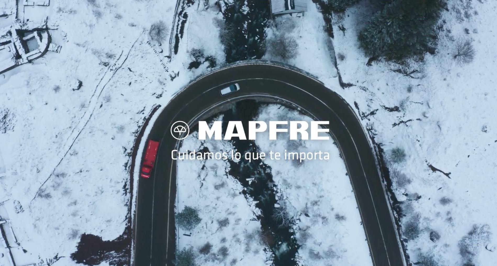 El caso Mapfre: así se construye una marca en el territorio de la confianza Plano cenital de una grúa de Mapfre en una carretera nevada