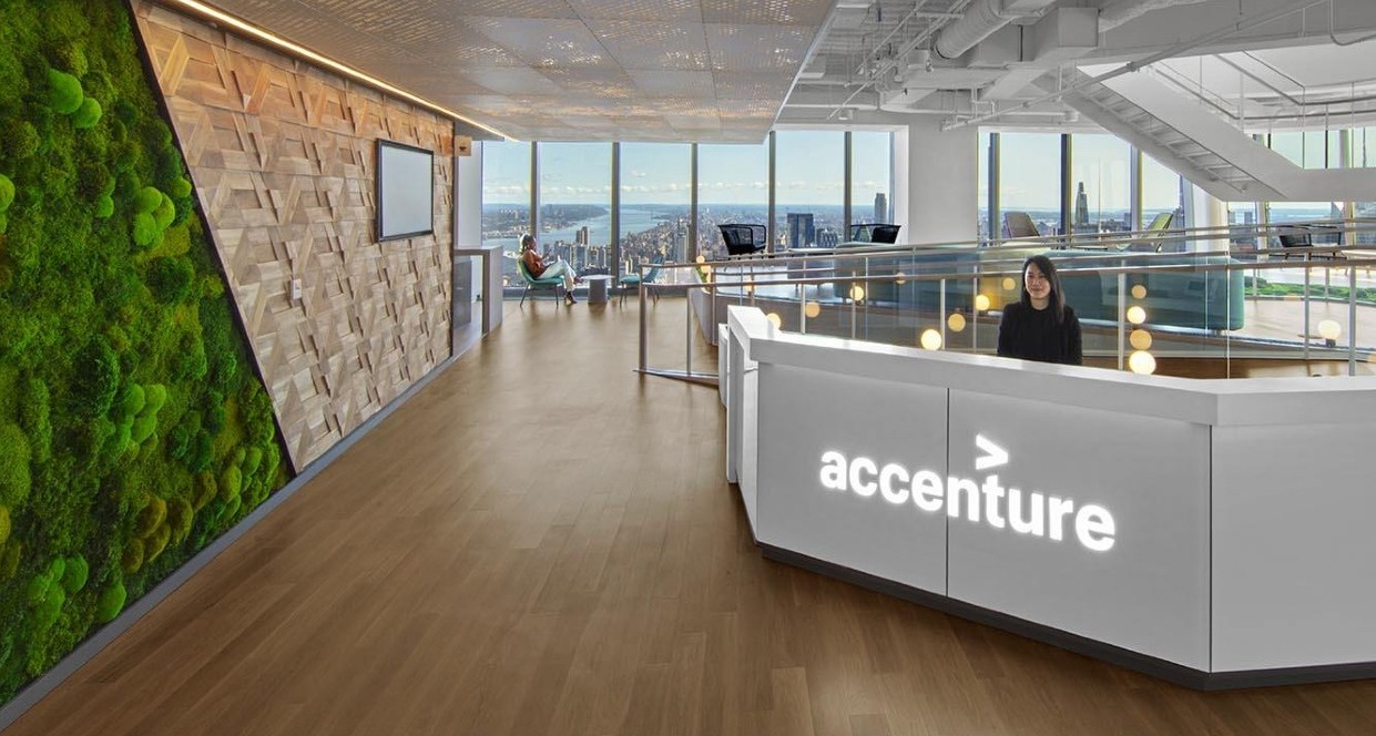 Accenture despedirá a empleados que no pueden ser reciclados para la era de la Inteligencia Artificial una pantalla con el logotipo de accenture en el metaverso