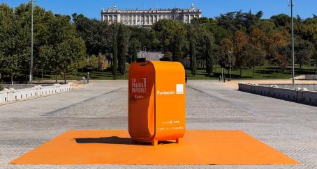 Una de cada tres personas no saben usar la tecnología: Orange visibiliza la brecha digital con una experiencia inmersiva en Madrid Una cabina naranja frente al Palacio Real de Madrid
