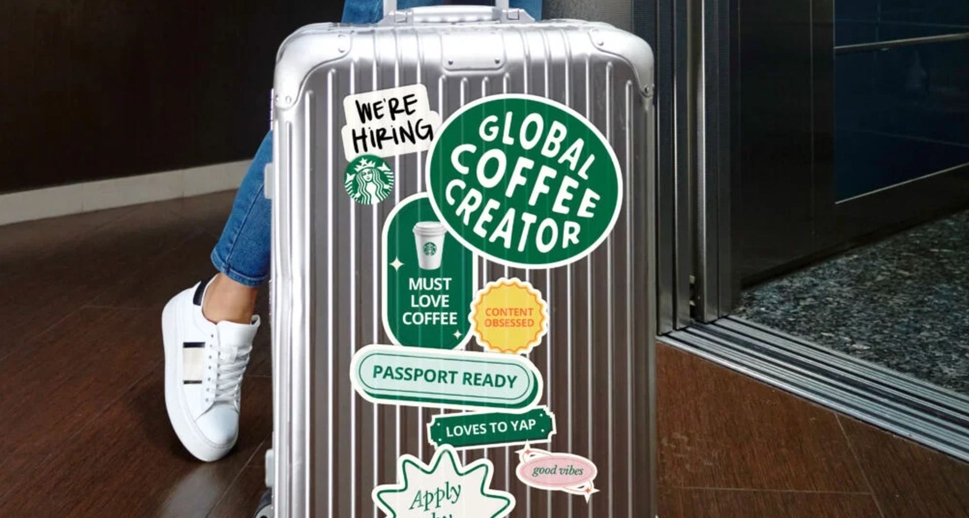 Starbucks busca creadores de contenido a tiempo completo para mostrar su experiencia de marca en redes sociales Una maleta con pegatinas de Starbucks