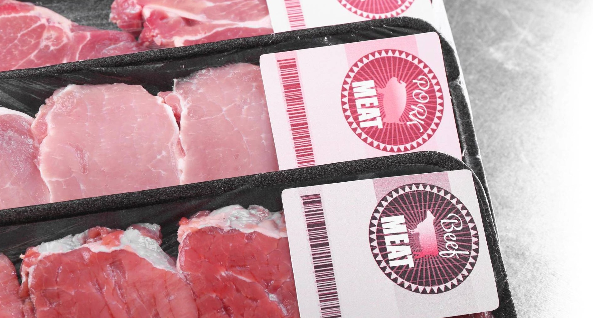 Suiza incluye la crueldad animal en el etiquetado de alimentos como la carne o la leche Bandejas de carne con etiquetas