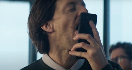 un hombre chupando con la lengua la pantalla del móvil