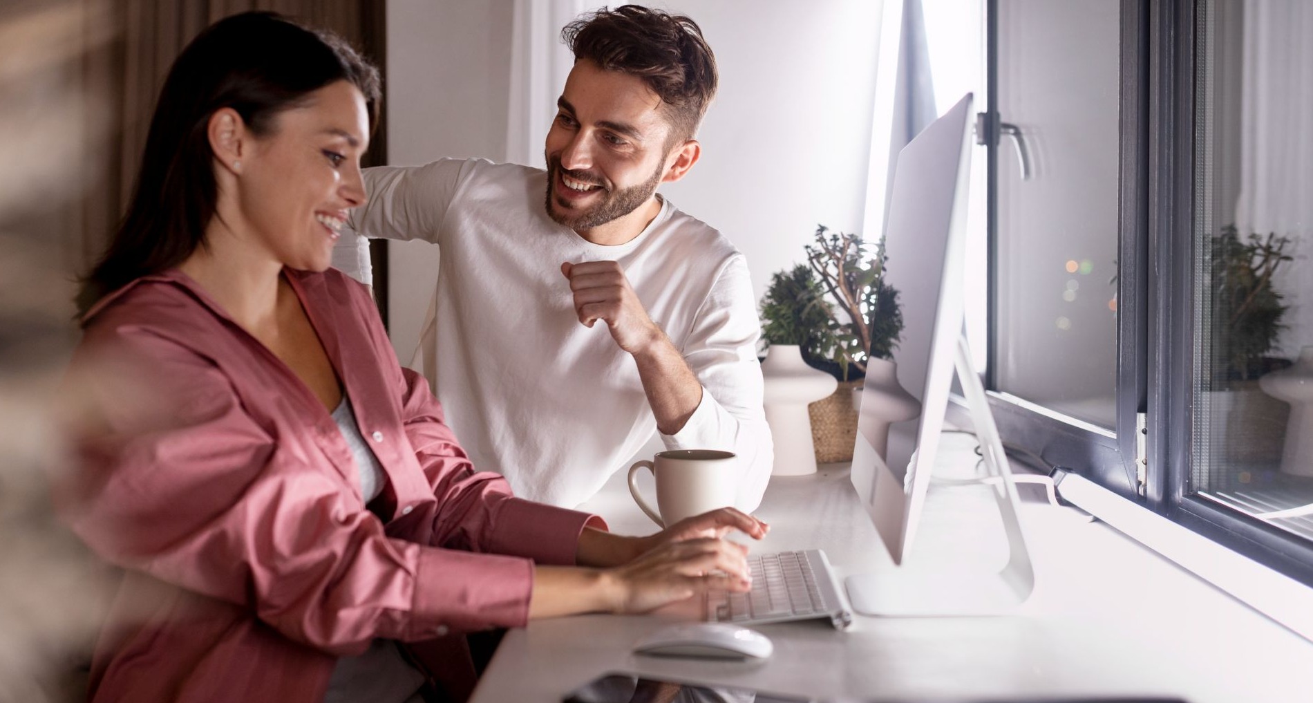 El tabú del sexo en el trabajo se diluye entre la generación Z en la búsqueda de mayor balance personal-profesional Hombre y mujer hablan en la oficina