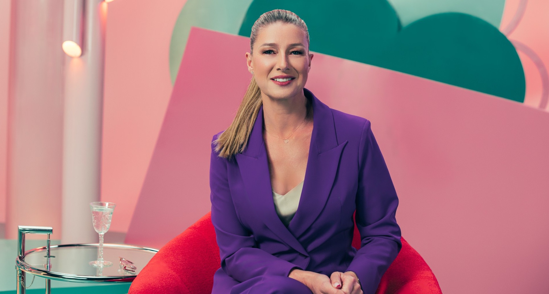 Wallapop sigue promoviendo buenos modales en su plataforma en un magazine ficticio con Anne Igartiburu Anne Igartiburu en una campaña de Wallapop