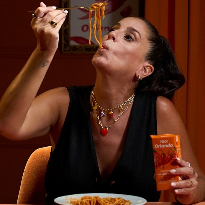 anabel pantoja comiendo spaguettis con la nueva salsa picante de Orlando en la mano