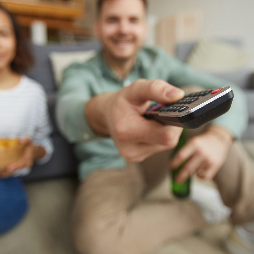 Una pareja viendo la television