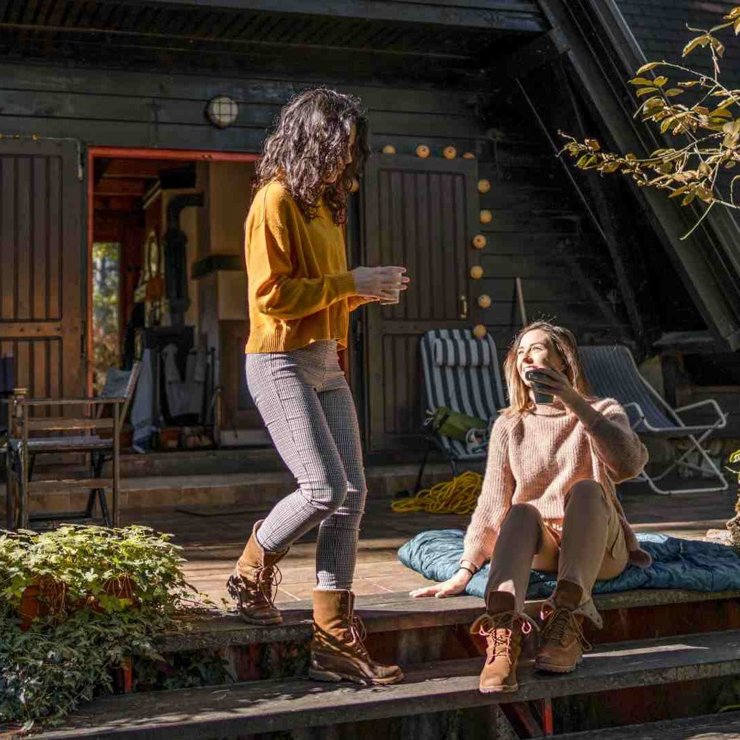 Dos chicas en una cabaña en el bosque