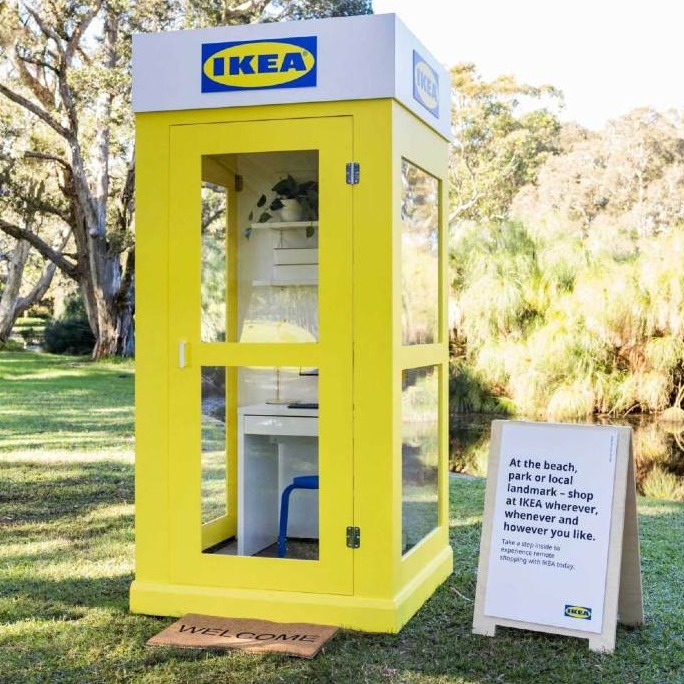 cabina de teléfono amarilla de ikea