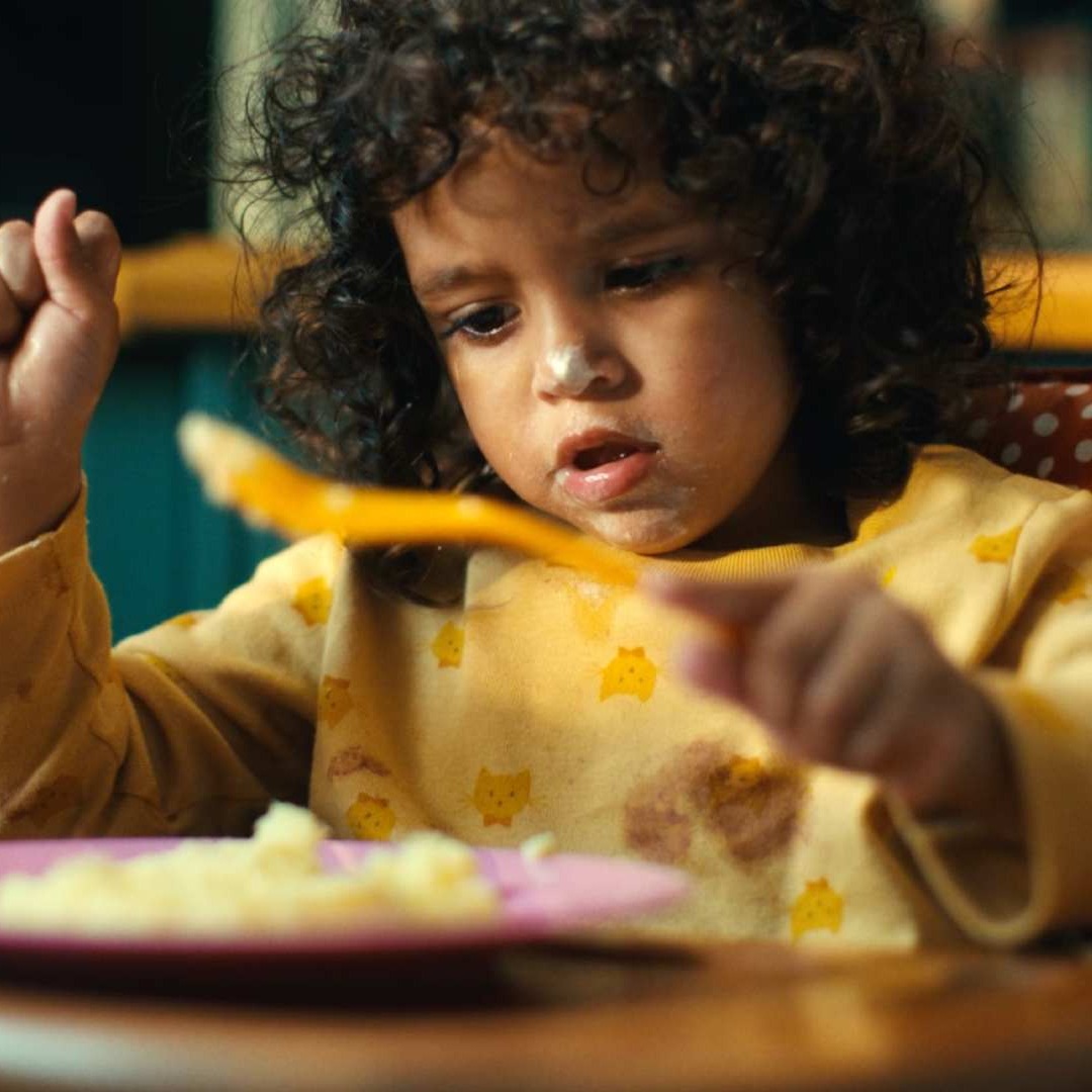 Niña pequeña comiendo