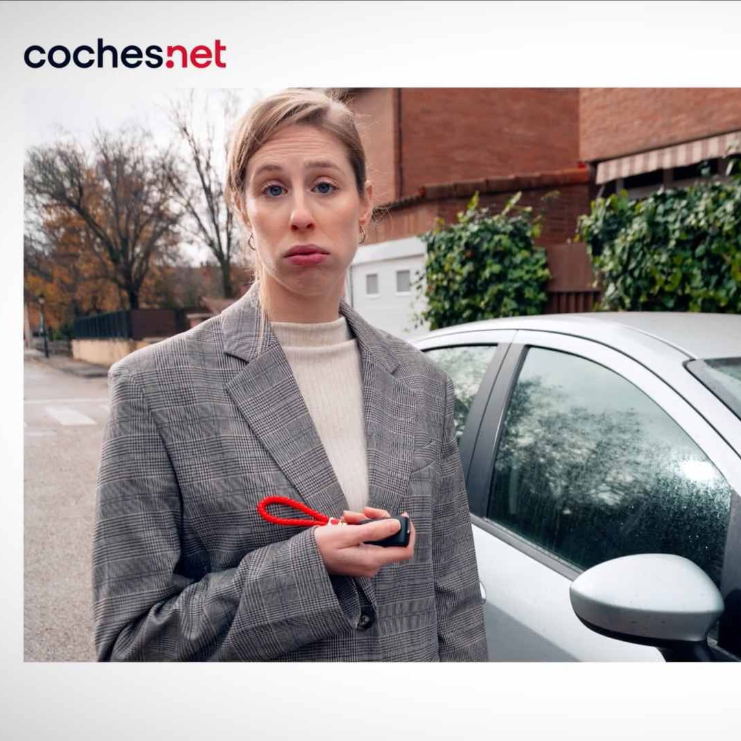 Una mujer junto a su coche en venta en la campaña de Coches.net