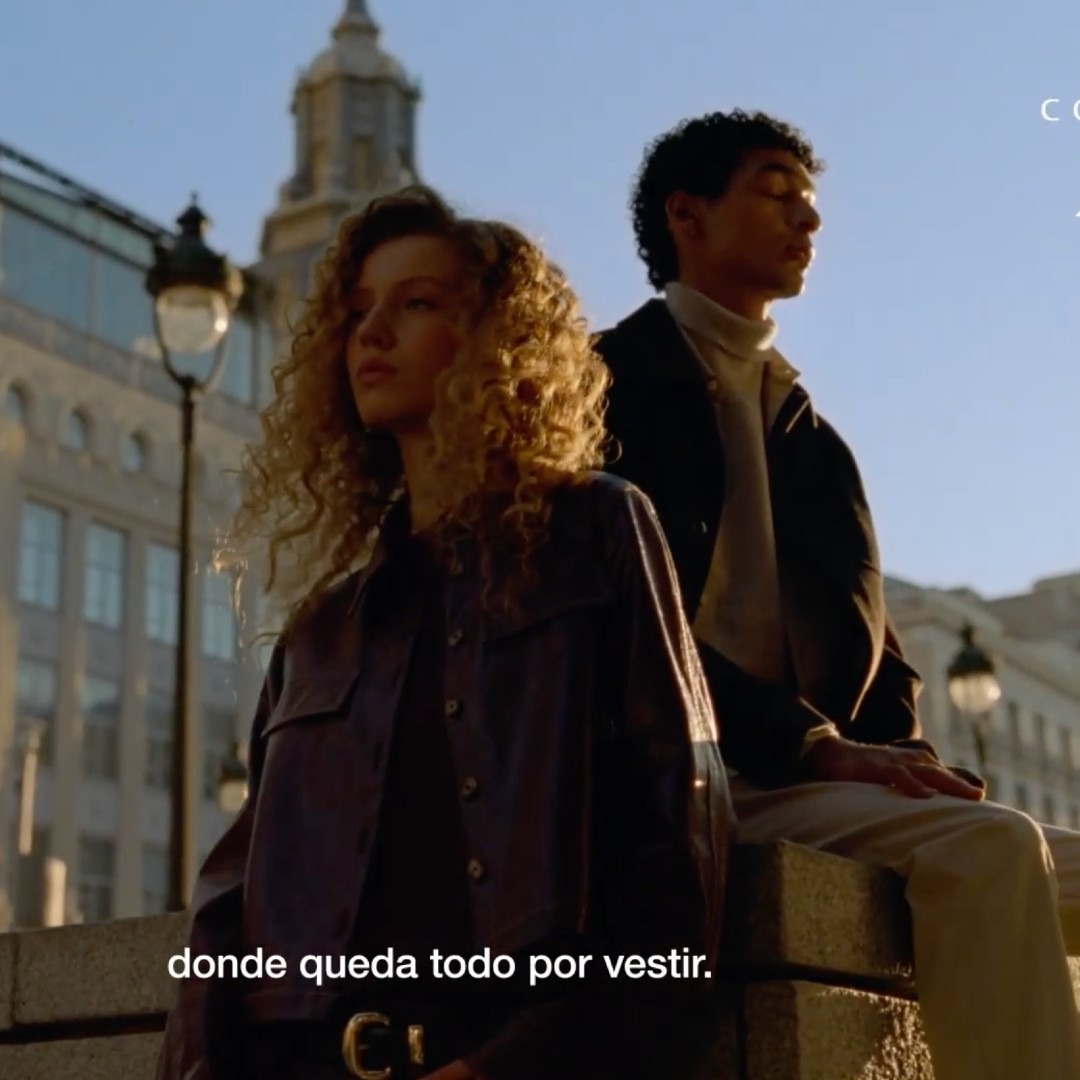 Cortefiel celebra 80 años de moda y un futuro en el que “queda todo por vestir” Dos jovenes ante edificios de la Gran Vía de Madrid en un annuncio de Cortefiel