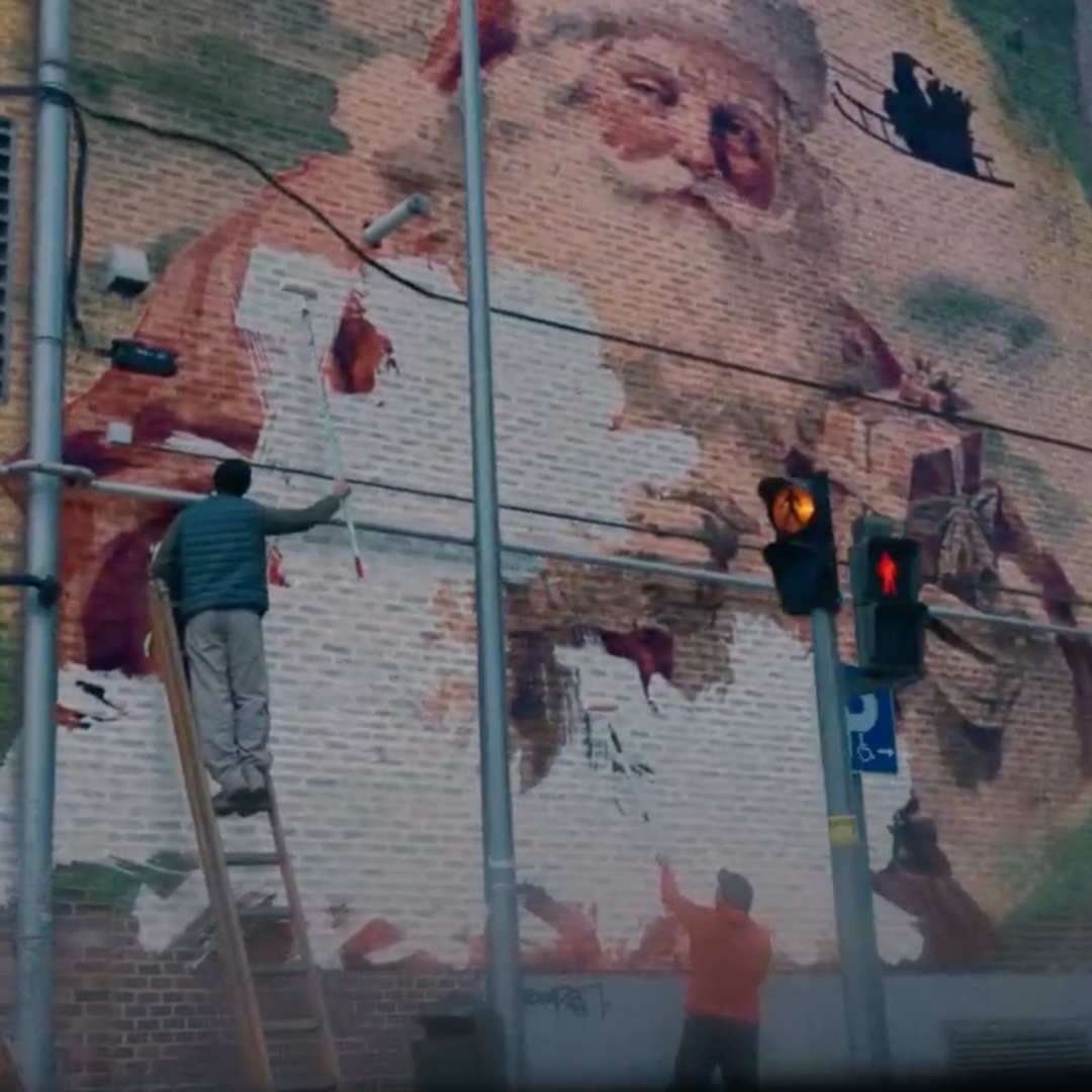 Mural de Papá Noel, en el anuncio de Navidad de DGT