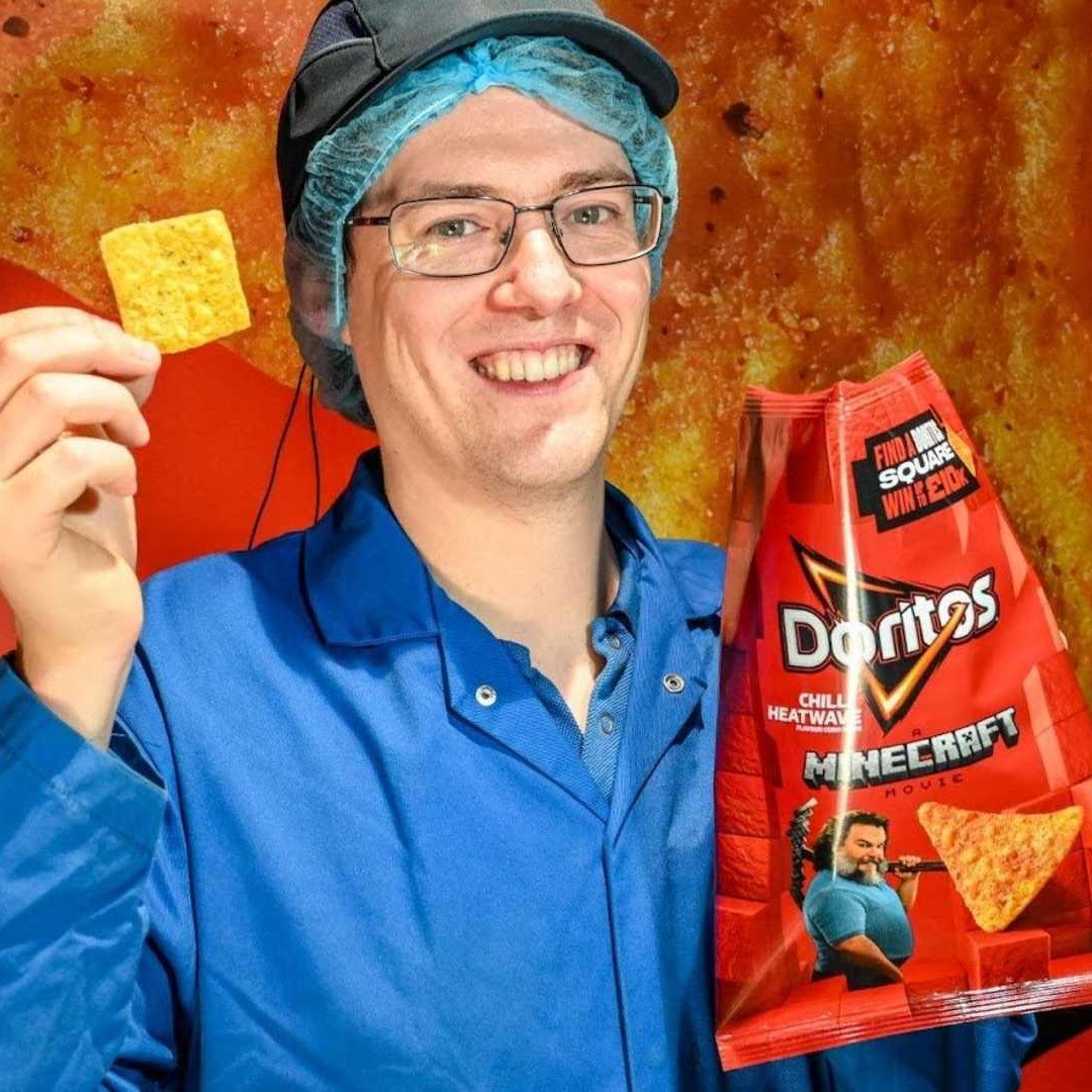 Hombre sujetando un Dorito cuadrado