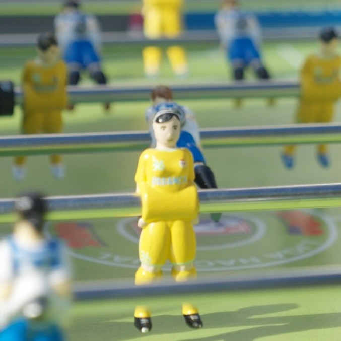 detalle del futbolín con las figuras femeninas