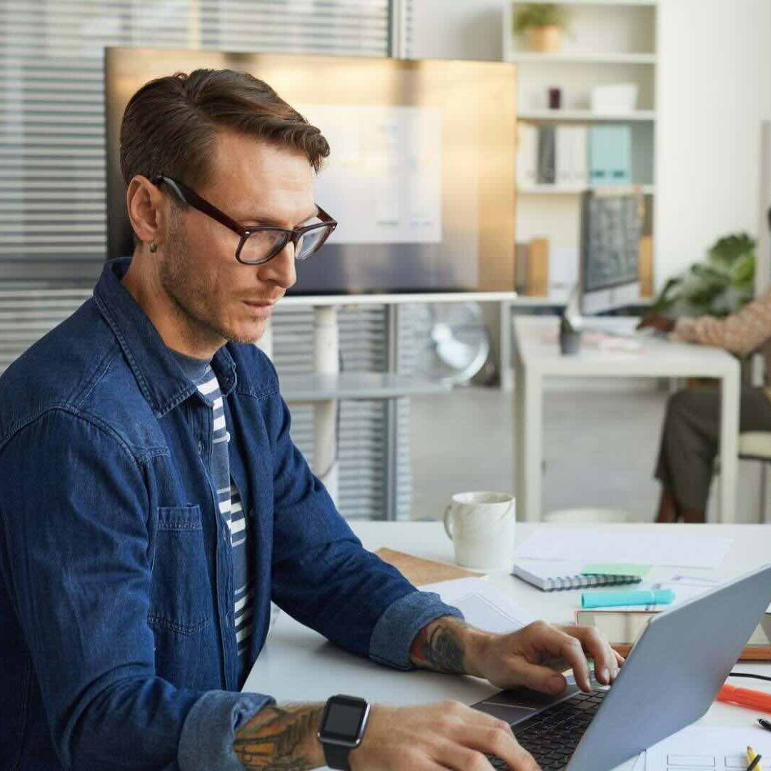 Hombre trabajando en su portátil en una oficina