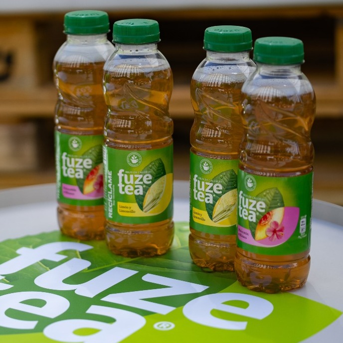 un bodegón de las botellas de fuze tea