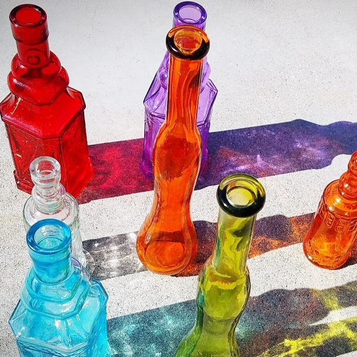 De la generación de cristal a la “generación de vidrio”: ANFEVI lanza un alegato audiovisual por la juventud botellas de cristal de colores generando sombras