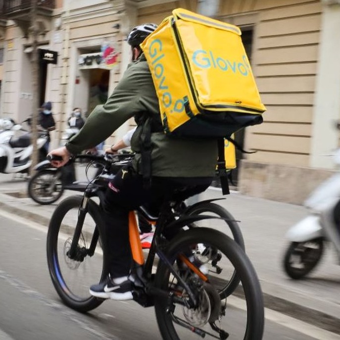 un repartidor de glovo en su bicicleta