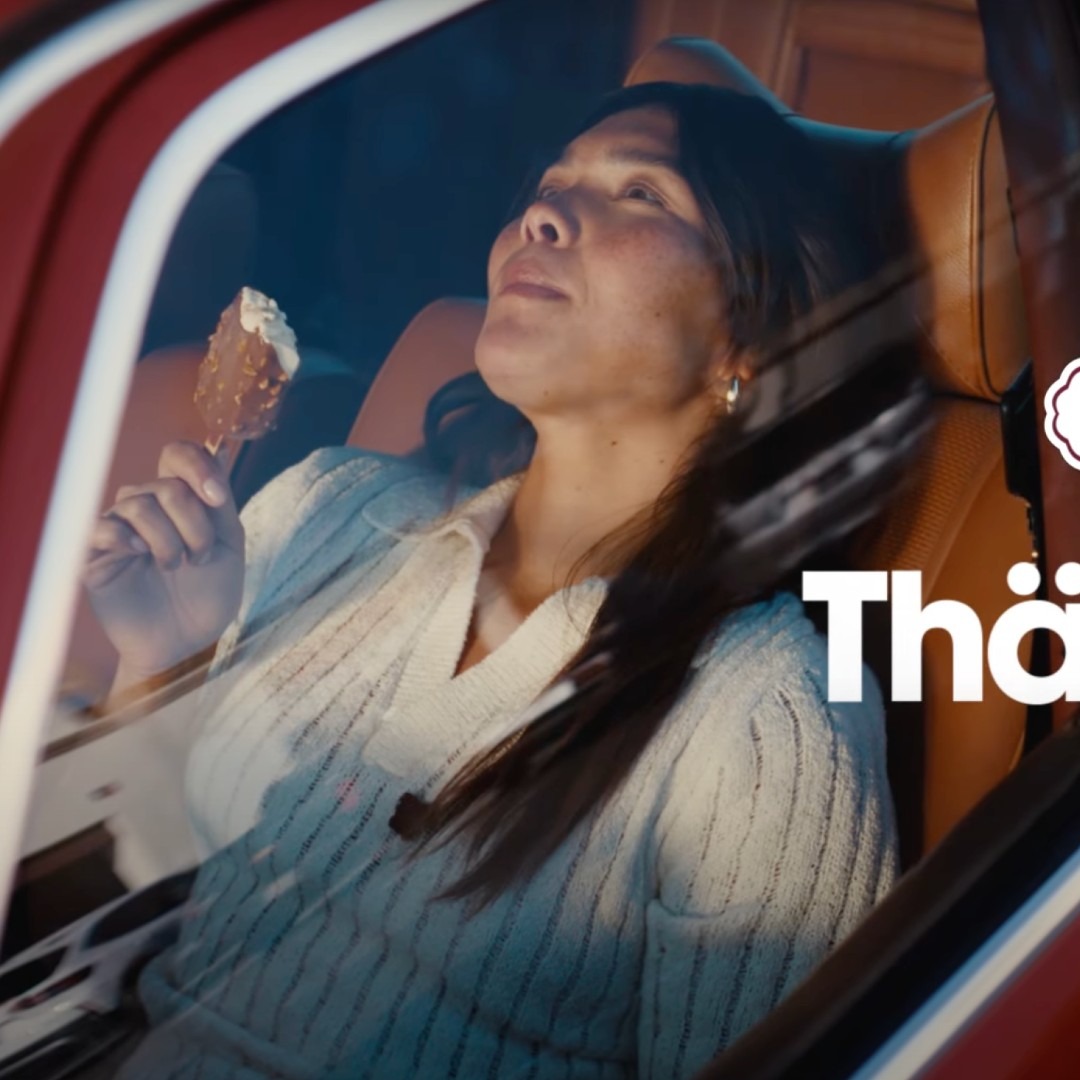 Los helados de Häagen-Dazs como aliados frente a un mundo frenético, en la nueva campaña de la marca Una chica se come un helado Häagen-Dazs en un coche