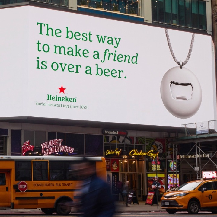 Heineken responde al auge de los “amigos artificiales” con una campaña que reivindica la amistad real un cartel con la campaña de Heineken y el texto: La mejor manera de hacer un amigo es con una cerveza