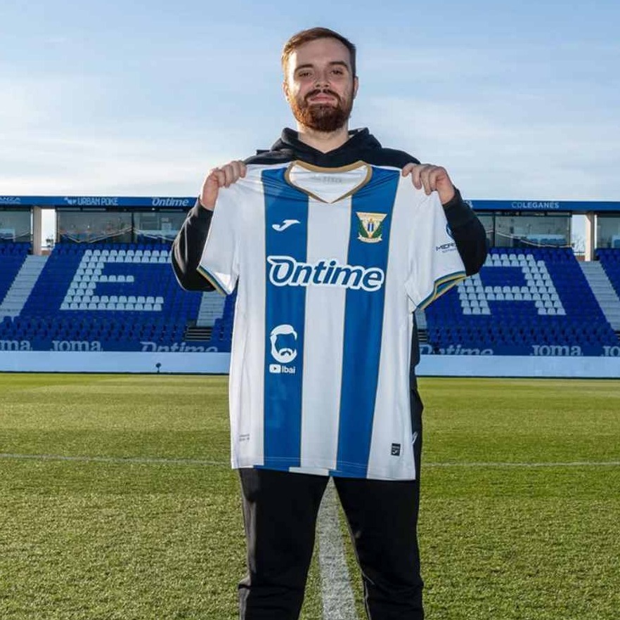 Camiseta del CD Leganés con el logotipo de Ibai Llanos