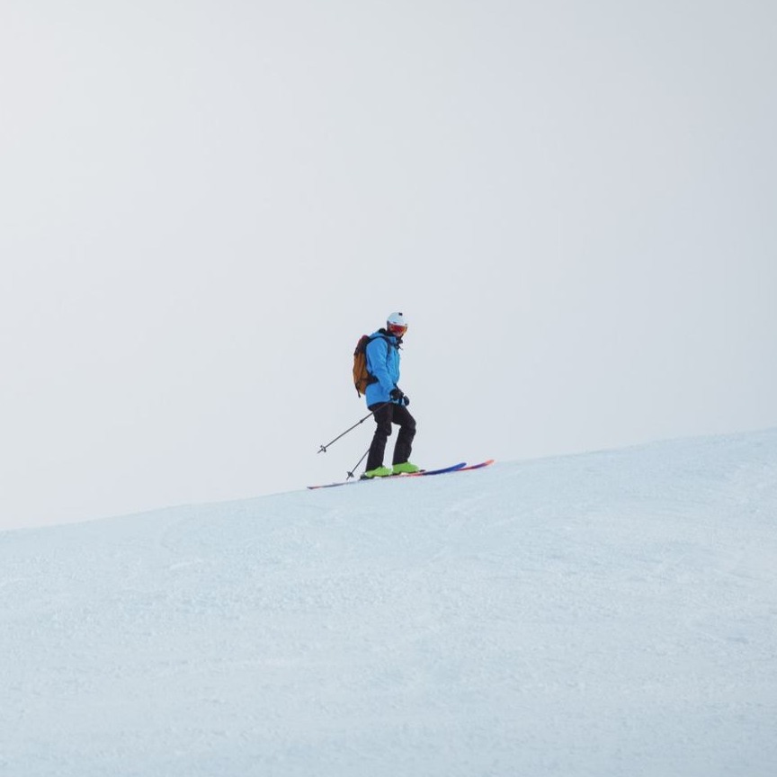Esquiador asciende una ladera