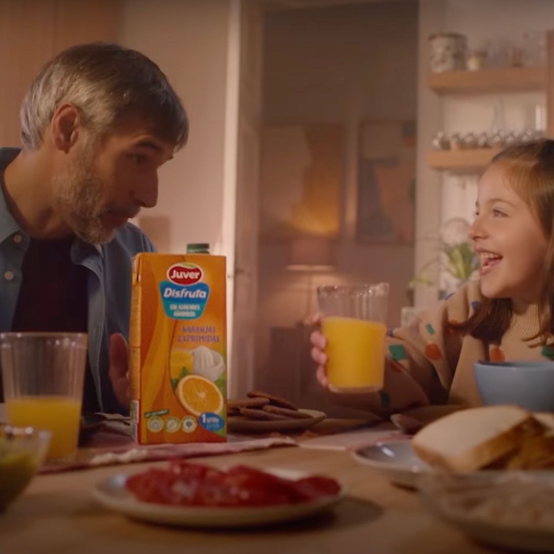 Un padre y su hija desayunando en un anuncio de Juver