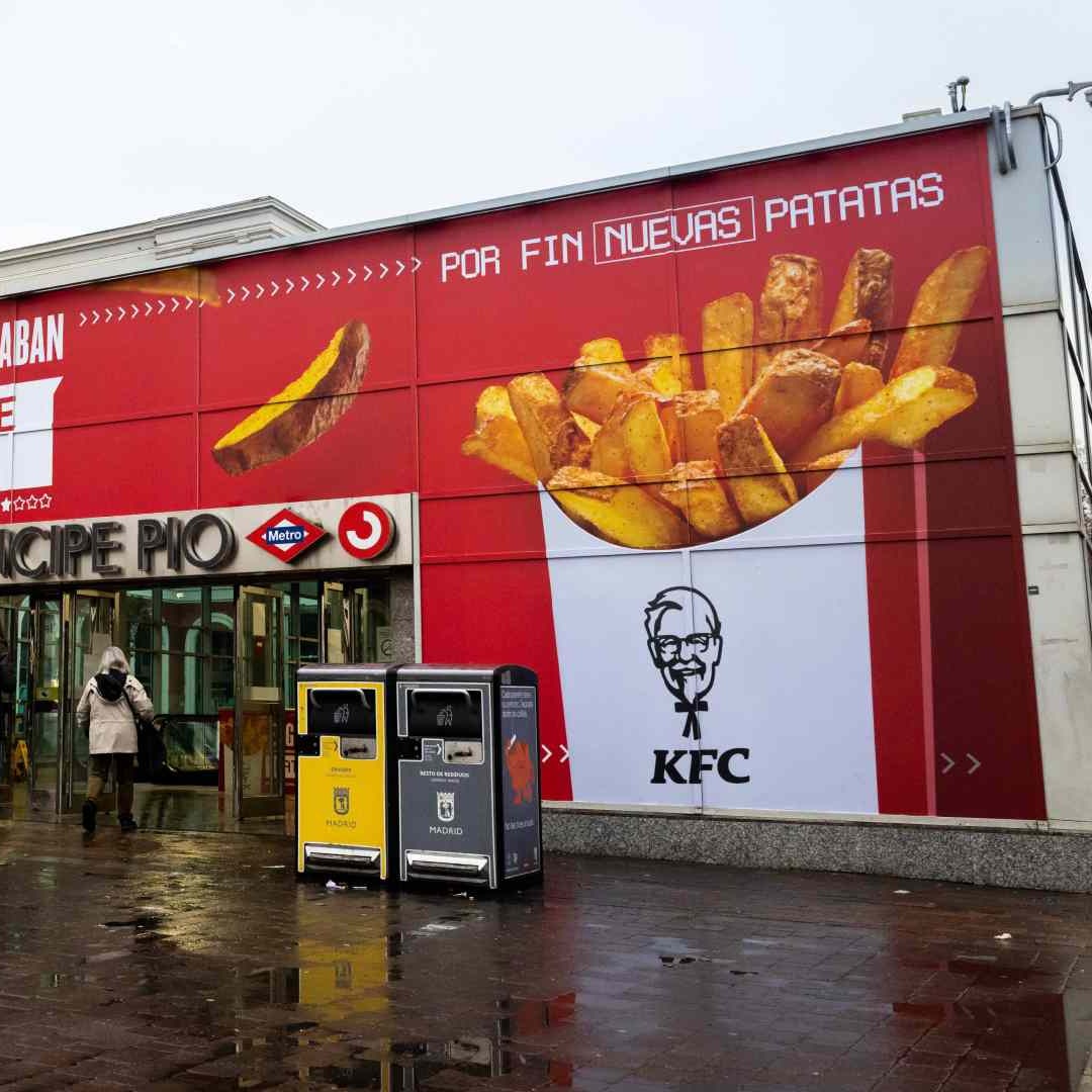 Acción de publicidad exterior de KFC en Príncipe Pío