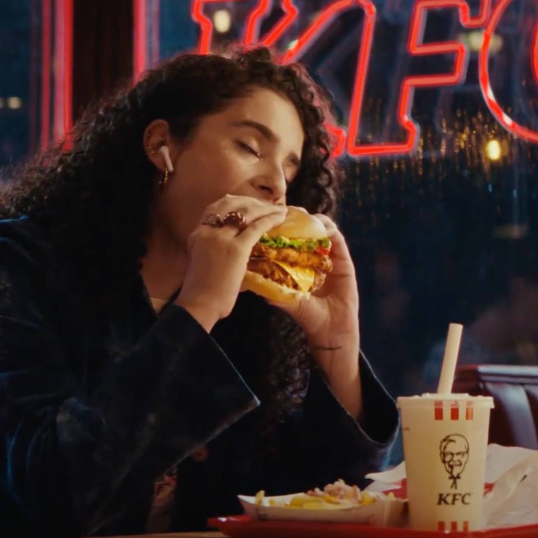 Chica comiendo hamburguesa kfc