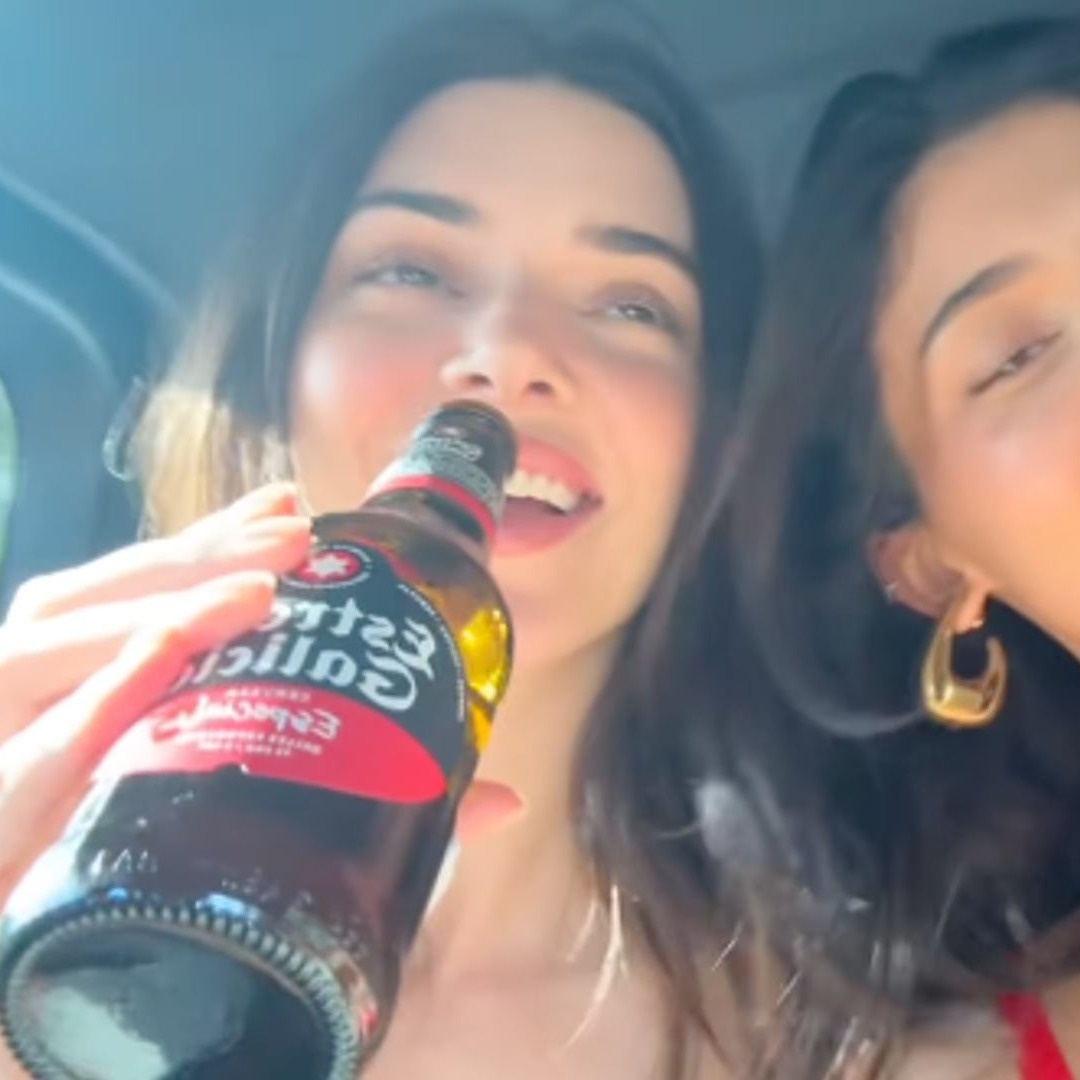 Kylie y Kendall Jenner bebiendo Estrella Galicia