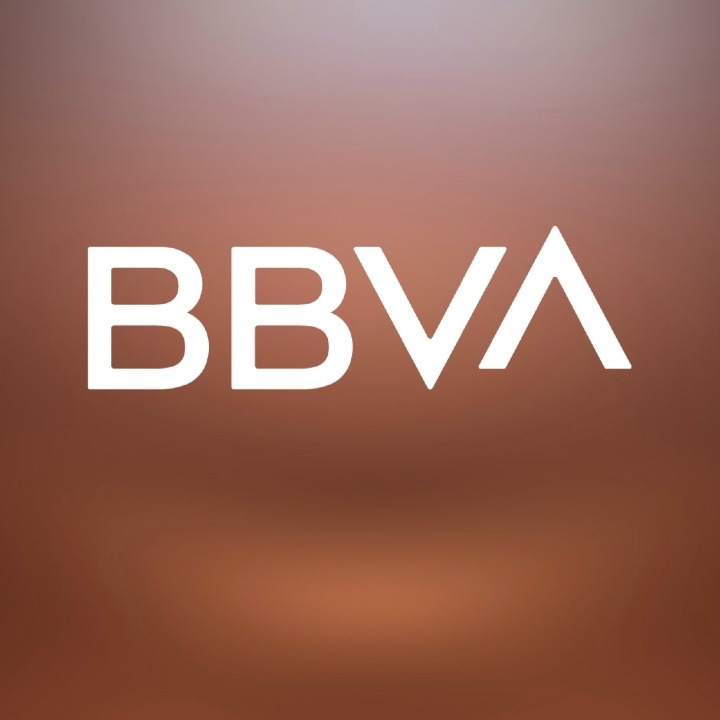 Logotipo de BBVA sobre fondo marrón