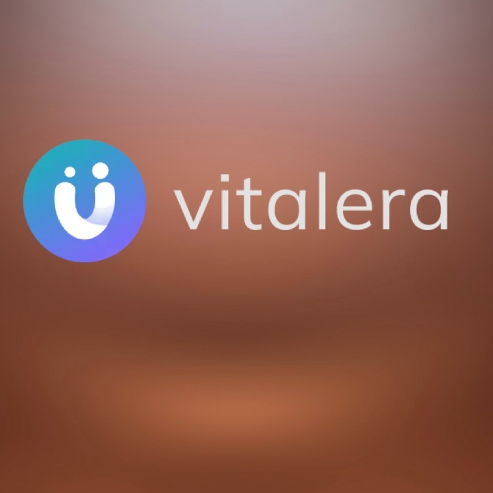 Logotipo Vitalera sobre fondo marrón