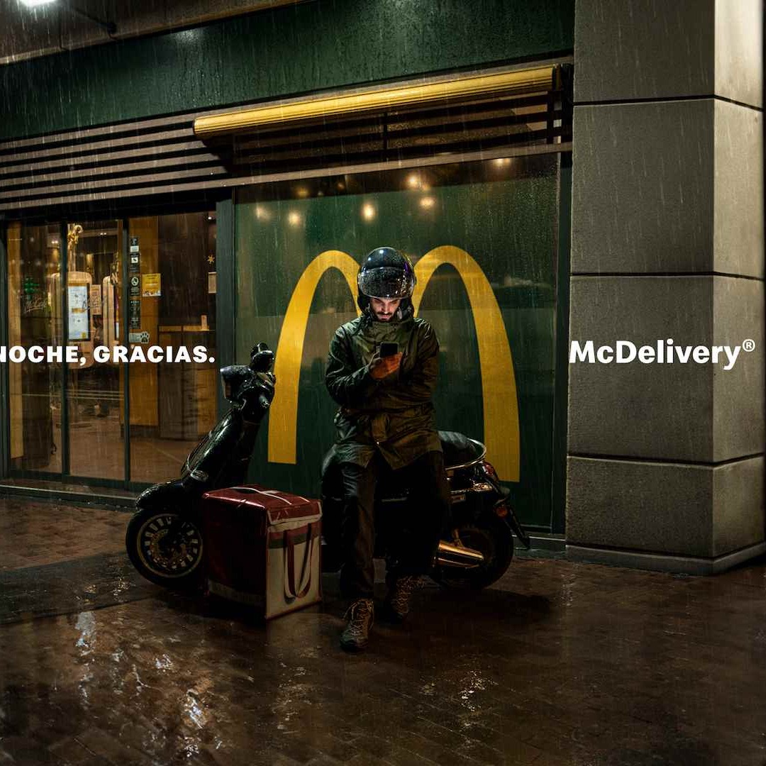 Repartidor de comida a domicilio de McDonald's