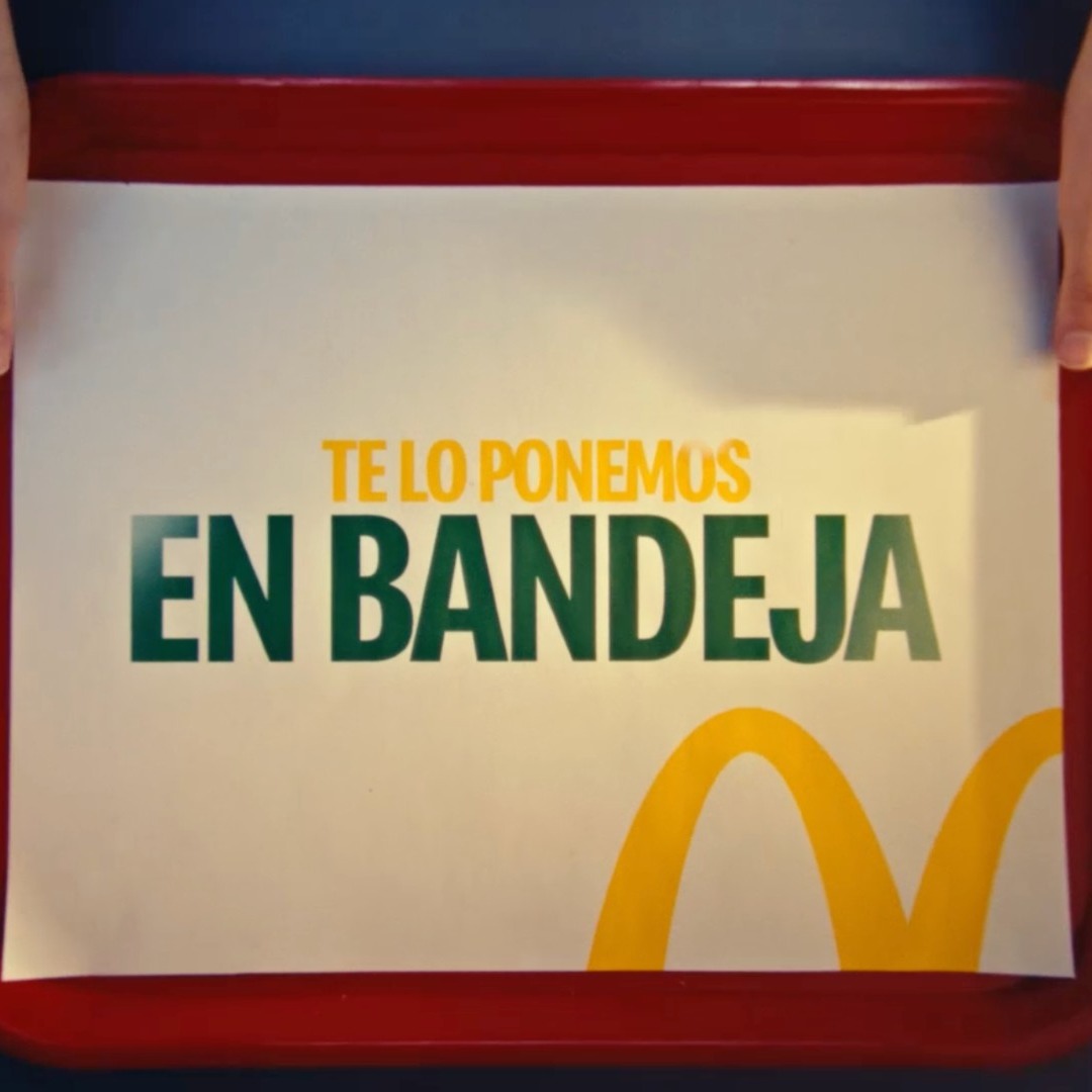 Manos sujetan una bandeja de McDonald's