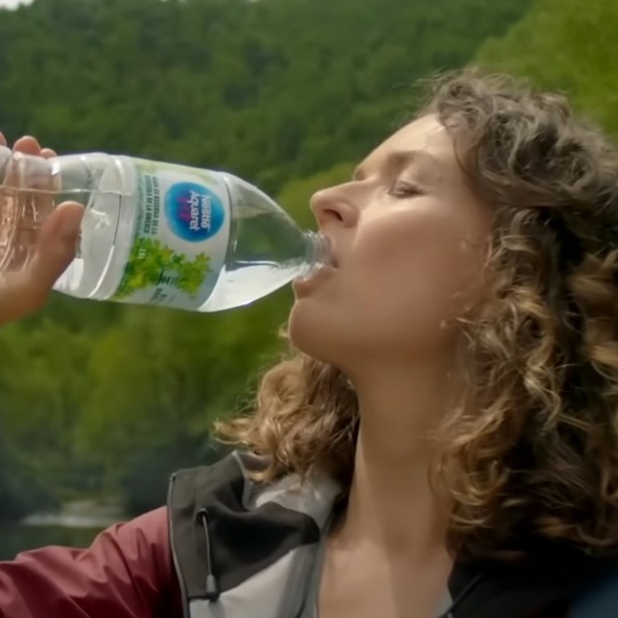 mujer bebiendo agua mineral de Nestle Aquarel