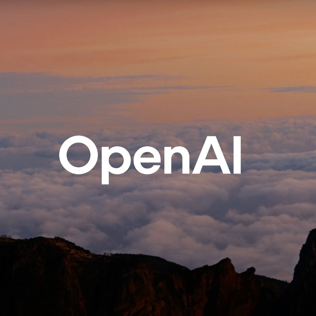 Logotipo de OpenAI sobre un paisaje de nubes