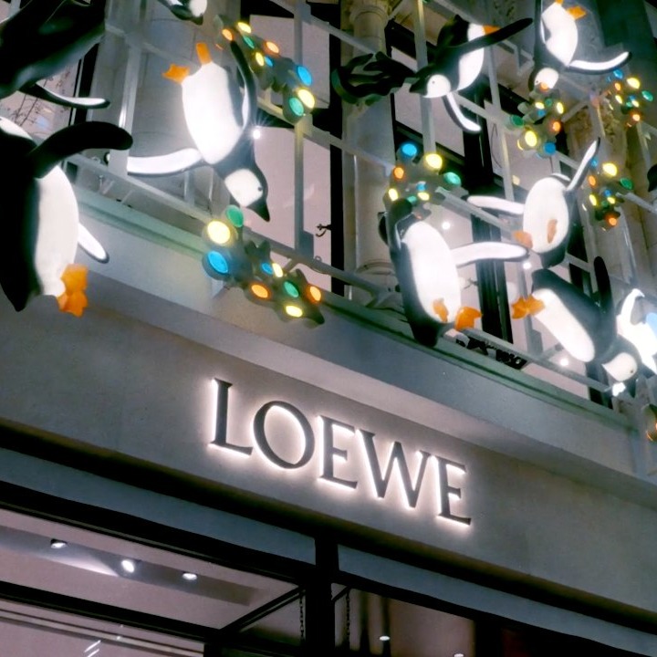 Fachada decorada de la tienda Loewe en Madrid