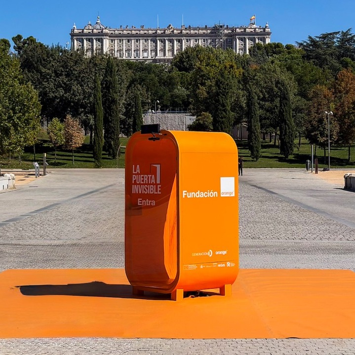 Una de cada tres personas no saben usar la tecnología: Orange visibiliza la brecha digital con una experiencia inmersiva en Madrid Una cabina naranja frente al Palacio Real de Madrid