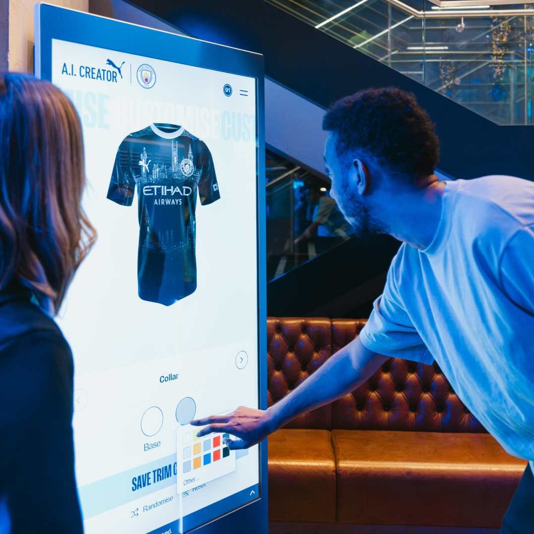 Joven diseñando camiseta del Manchester City en una pantalla